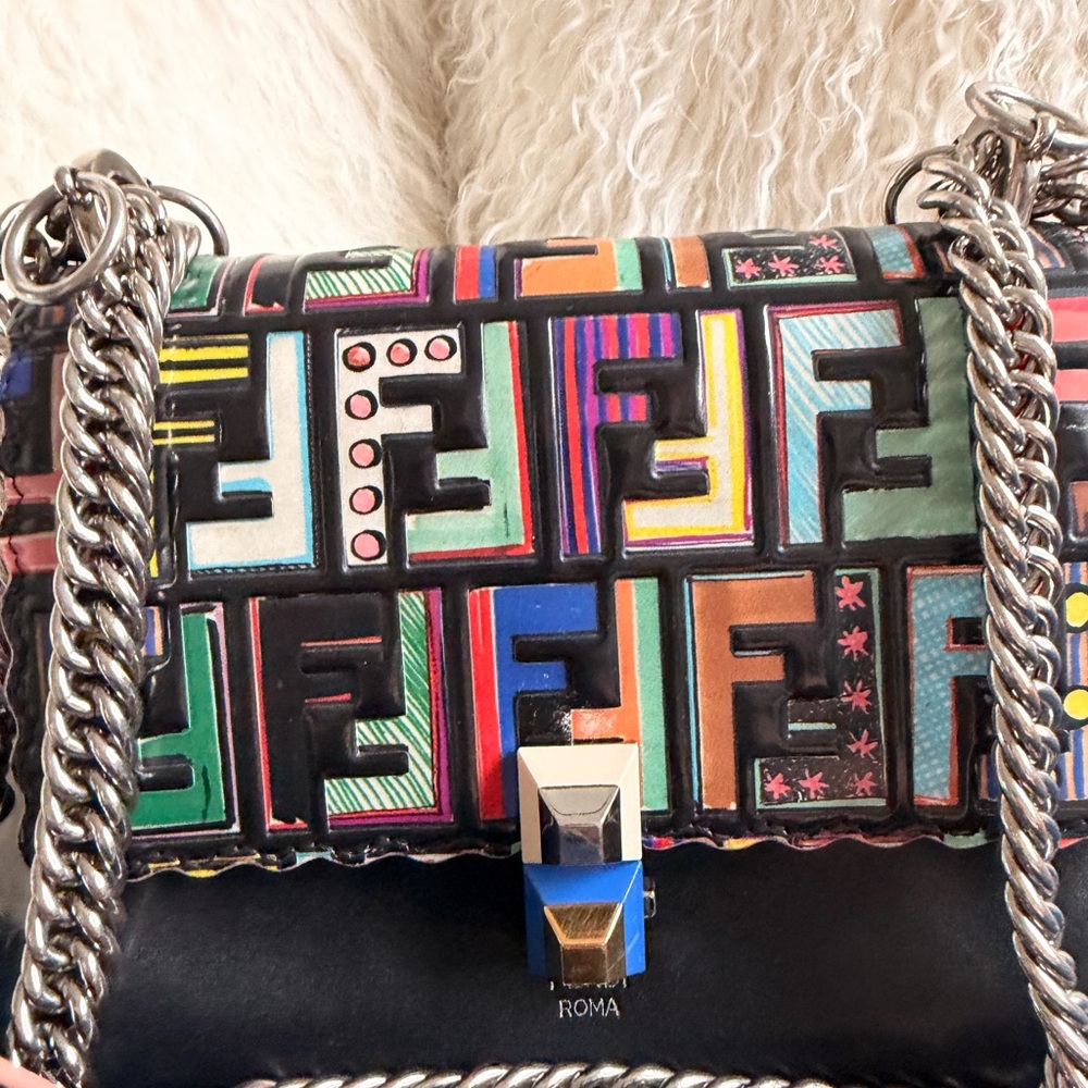 🛑SOLD🛑Fendi
Kan I Bag Zucca Embossed Patent and Leather Small - Picture 4 of 9
